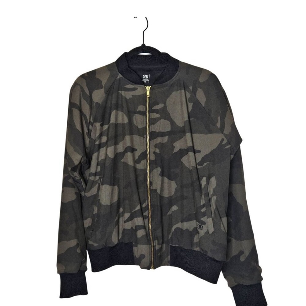 Albion Camo Bomber Jacket XL Gold Zipper Lightweight wrinkle-free Jetsetter